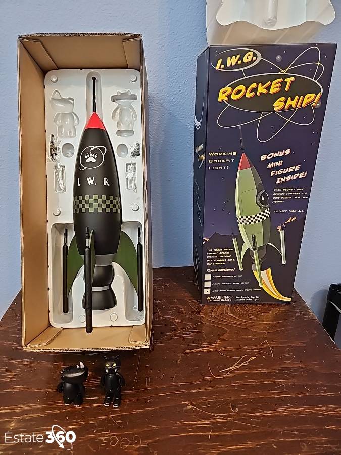 I.W.G. StrangeCo Special Edition Rocket Ship with Vinyl Toys