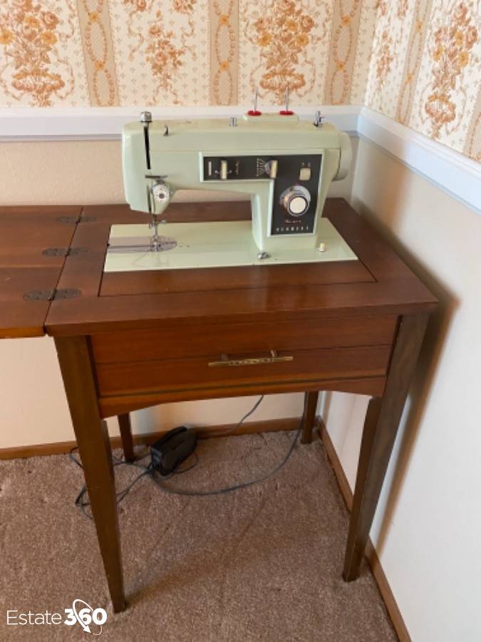Roly Poly Workshop: Vintage White Brand Sewing Machine Teal Model