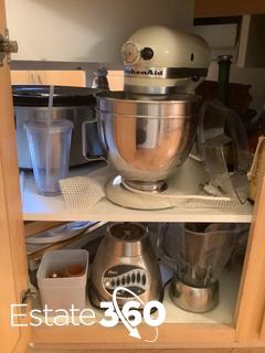 Sound Auction Service - Auction: 1/02/18 Something Old & New 2018 Auction  ITEM: KitchenAid Blender Base, Oven Mitts & Hand Towels