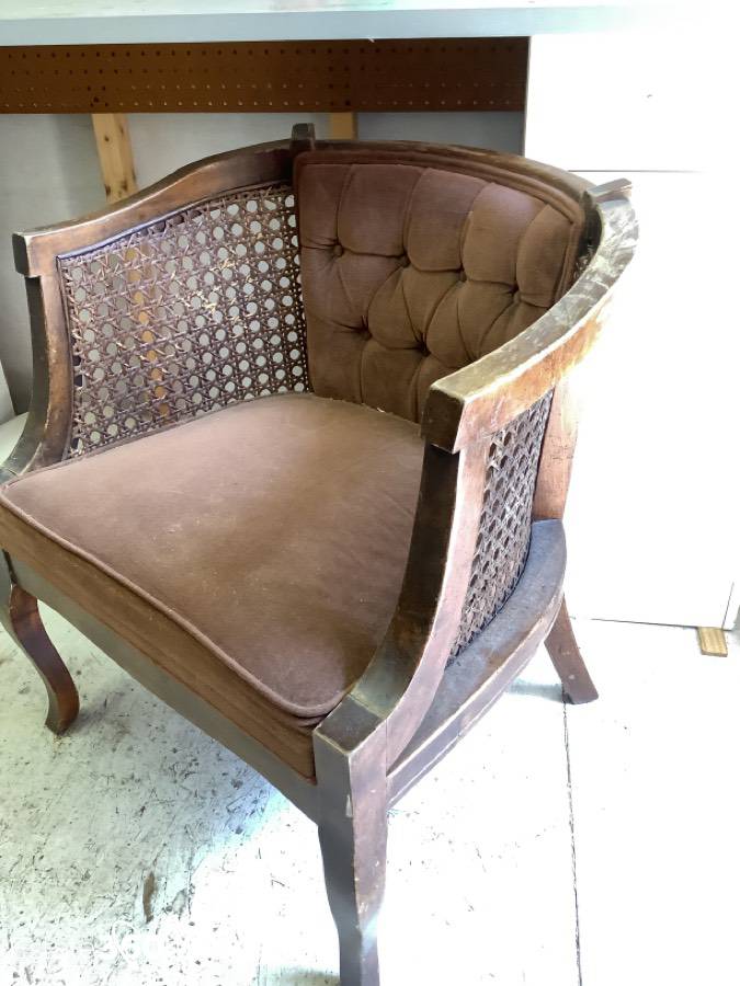 Antique barrel chair discount value