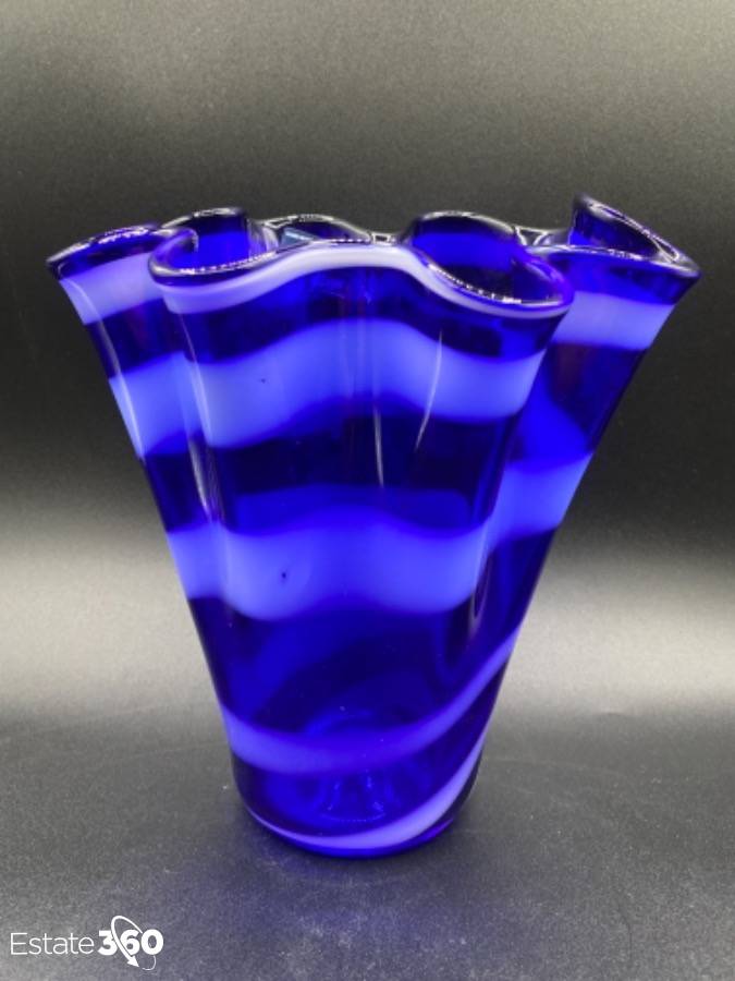 vergroting Discriminerend juni Hand Made 8" Cobalt Blue & White Handkerchief Art Glass Vase by Alicja of  Poland Auction | Estate 360