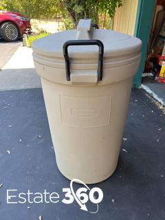 2 Rubbermaid 32 gallon Wheeled Trash Cans - Sherwood Auctions