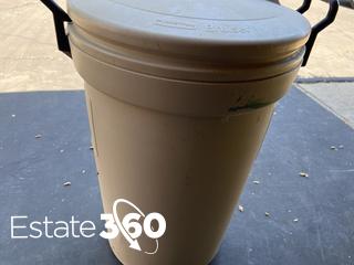 2 Rubbermaid 32 gallon Wheeled Trash Cans - Sherwood Auctions