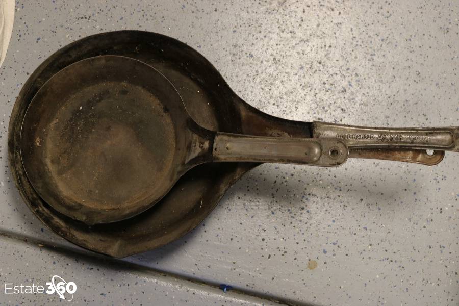 VINTAGE COLD HANDLE FRYING PANS.